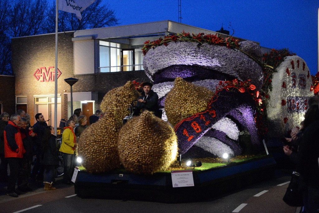 ../Images/Bloemencorso 2015 166.jpg